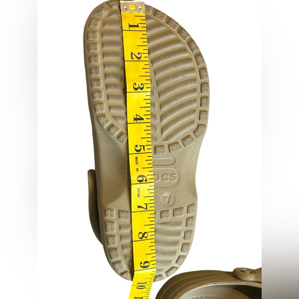 Crocs Classic Clogs Tan Khaki Size 7 Women / 5 Men EUC - Picture 10 of 12